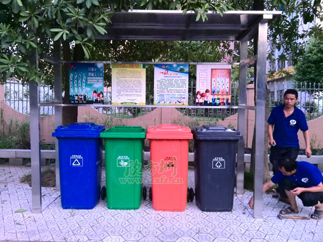 欣方圳垃圾桶廠(chǎng)家 為咸寧農(nóng)貿(mào)市場(chǎng)配備塑料垃圾桶