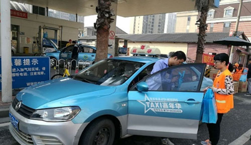 對(duì)車窗拋物說不！長沙環(huán)衛(wèi)局免費(fèi)發(fā)放2000個(gè)車載垃圾桶