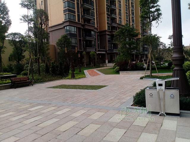  欣方圳垃圾桶廠家新品戶(hù)外不銹鋼垃圾桶 亮相柳州房產(chǎn)