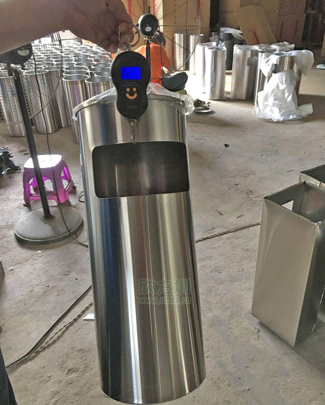 上海不銹鋼座地煙灰桶足厚真材實料,確保質(zhì)量統(tǒng)一